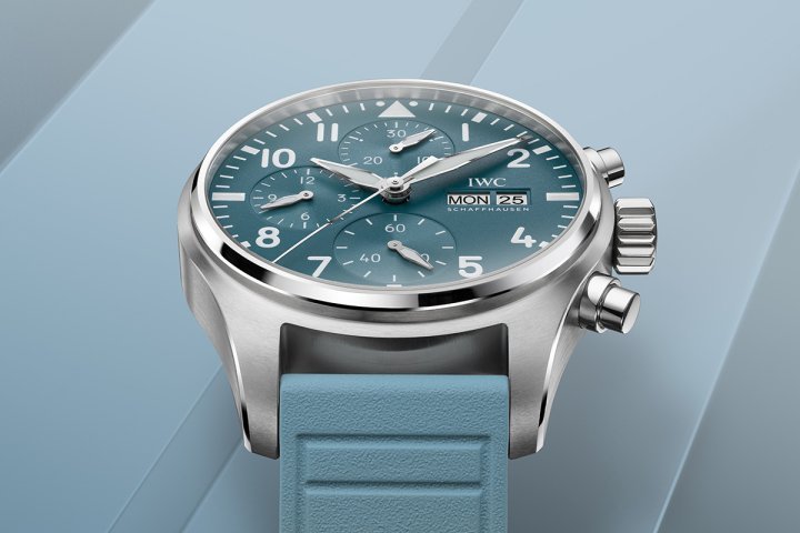 IWC与Pantone®合作研发的 IWC Top Gun Miramar 颜色，灵感来自Top Gun海军空战部队教官飞行服内的浅蓝色T恤，这款充满夏日气息的色调亦应用于飞行员计时腕表41的表盘与橡胶表带上。