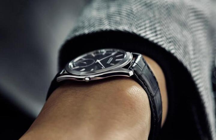 CITIZEN最薄光动能手表Eco-Drive One推出新作，手表的功能升级为小三针，同时表壳厚度也增至4.5mm。