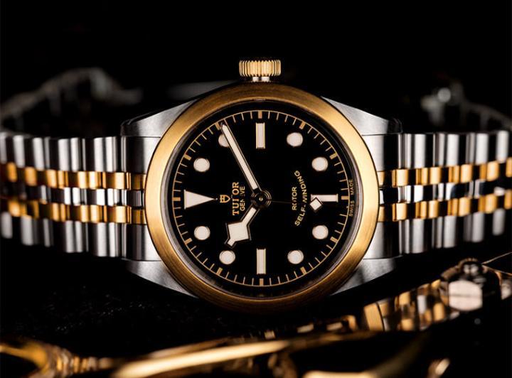 腕表搭载2428自动上链机芯，动力储存约38小时