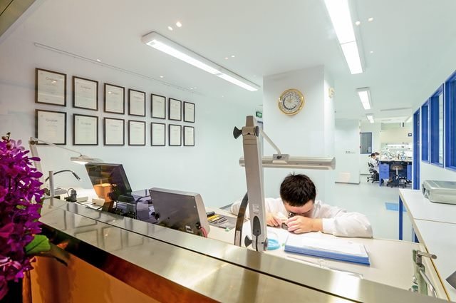 客人可从接待区近距离观察技师在快速服务台对腕表进行检测和维护，图片来源百达翡丽
