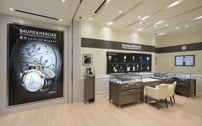 全新专卖店以优雅的灰色与简洁的米白色营造出一个现代、舒适的氛围