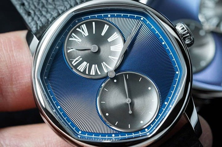 LOUIS ERARD X CÉDRIC JOHNER三针一线联名限量表的外型融合了双品牌彼此的特色，如六角形面盘、机雕刻花常见于后者，而杉树纹表冠、三针一线面盘又出自于前者。