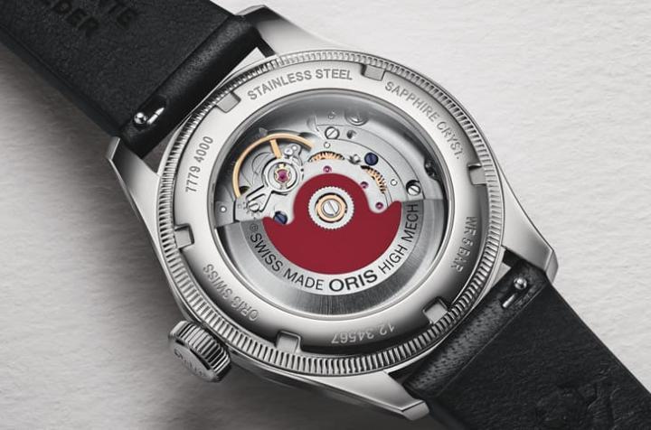 透明底盖展示红色自动盘，搭载 754 自动上链机芯，支援瞬跳指针式日期功能，工艺精准。