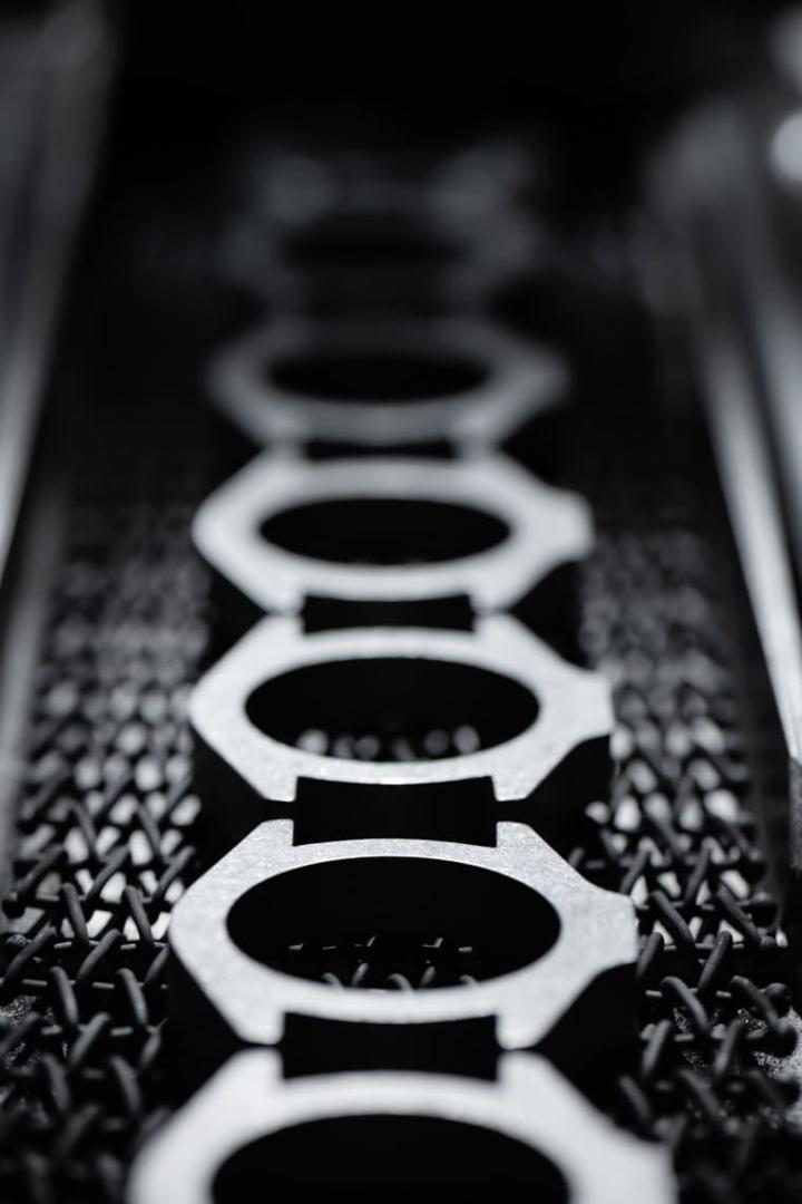 劳力士首度启用RLX钛金属制作整只表的外部零件，达到更为轻盈的佩戴舒适性。