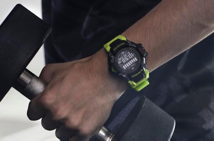 佩戴GBD-H2000进行健身训练，手表能即时侦测身体的各项活动资讯。