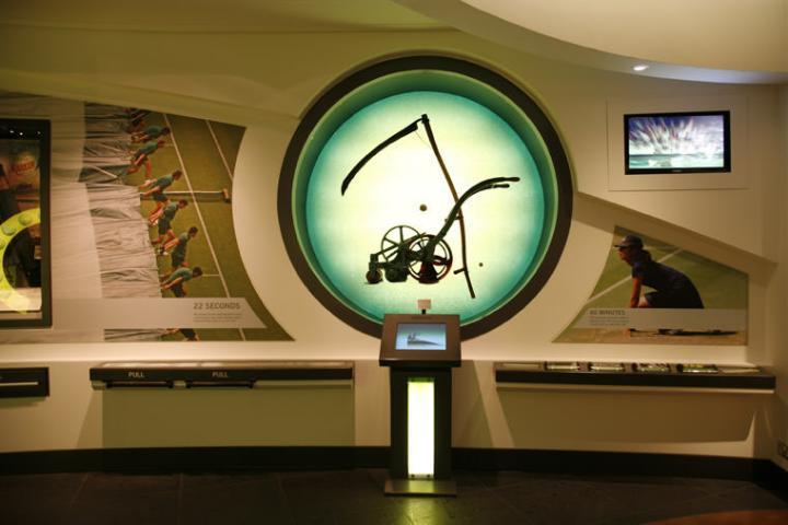 图中的工具是温布顿锦标赛所使用的特别除草机；而其左的"22 SECONDS"象征下雨时以22秒的时间迅速拉起遮雨布的过程