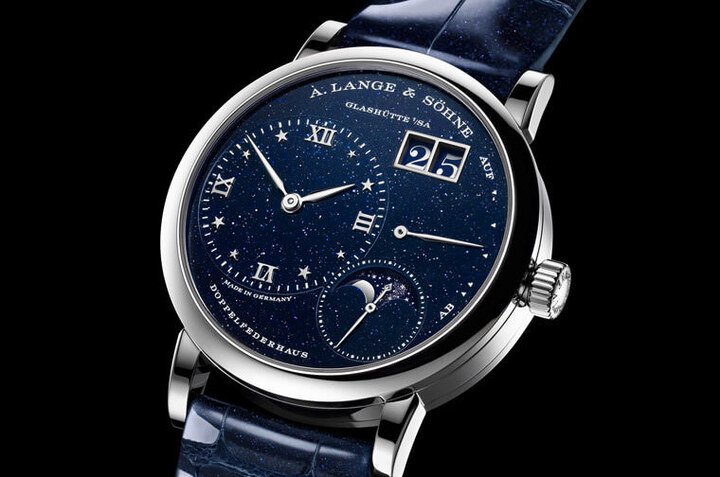 新款Little Lange 1 Moon Phase采用白金材质，面盘则以深蓝色砂金石玻璃制成