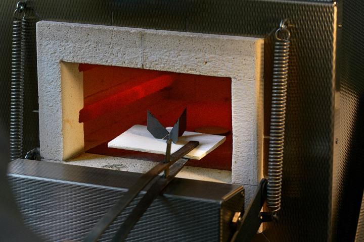 大明火珐琅流程极其严苛：任何小小瑕疵都可能在烧制过程中造成珐琅裂痕或变形。然而，烧制后的耐久性可说是无与伦比。如果处理得当，大明火珐琅表盘将永不褪色。