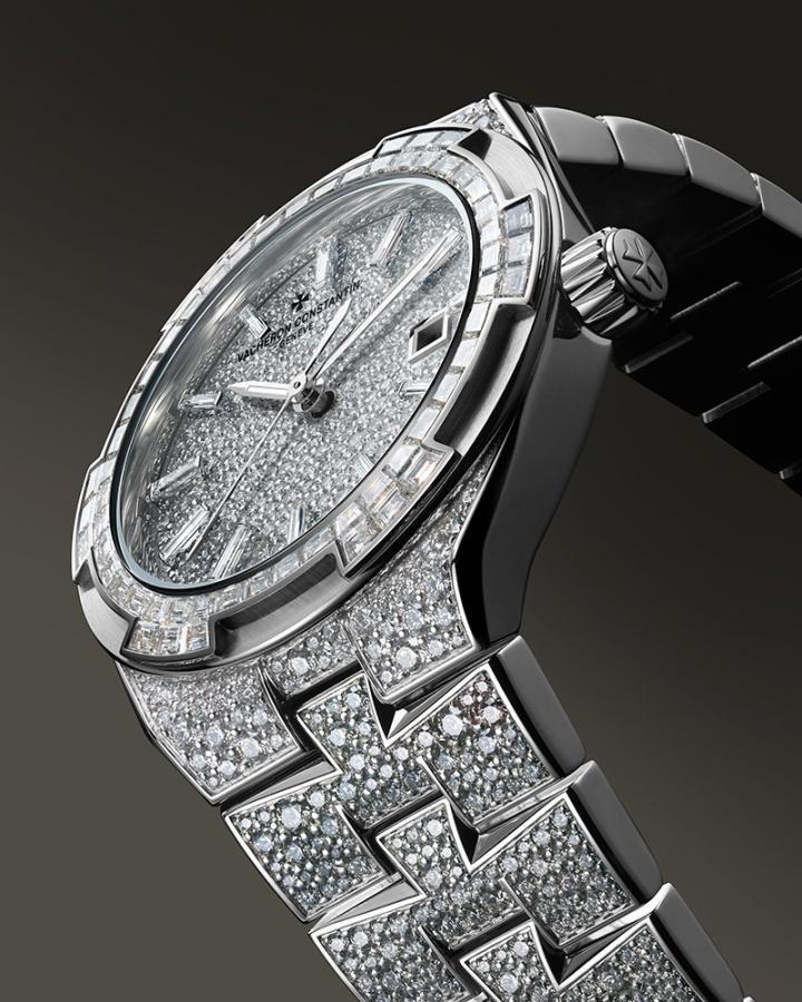 新款腕表通体镶嵌 1,430 颗晶莹钻石 (总重约 12.58 克拉)，演绎明亮式与长阶梯形两种切割技艺的璀璨交辉。