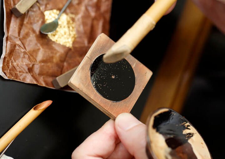 漆艺大师採用产自日本漆树的生漆原料制作成匀称的漆层，并于其上洒入金箔增添画面光芒