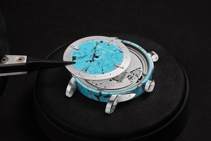 表盘与表壳的最终配对，同样需要仰赖专家的专业判断。将会先逐一评估每一件表盘与表壳，再依据颜色和纹理进行配对，甚至会考量最细微的色差或纹路变化。