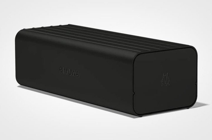 RIMOWA推出新款手表收纳盒，外观造型与尺寸和前代作品无异，主要差异在于表面采用阳极氧化处理覆上黑色。