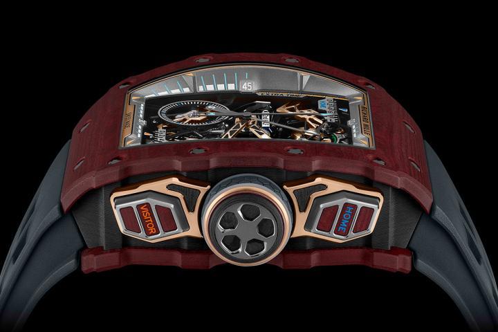 RM 41-01 足球陀飞轮腕表三层表壳安装两个丁腈橡胶 O 型圈，防水深度达到 50 米。表壳由 20 颗五级钛合金花键螺丝和 316L 不锈钢耐磨垫片组装而成。