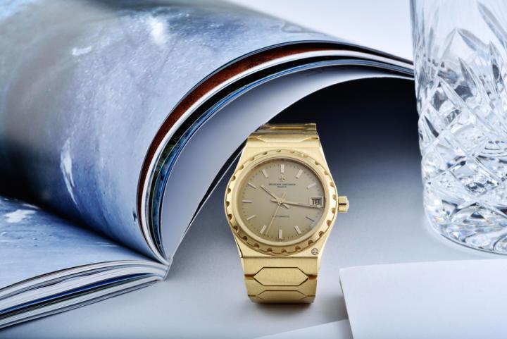 1977年推出的222腕表还引入了实用的结构设计，扁平表壳上配有醒目的凹槽表圈。