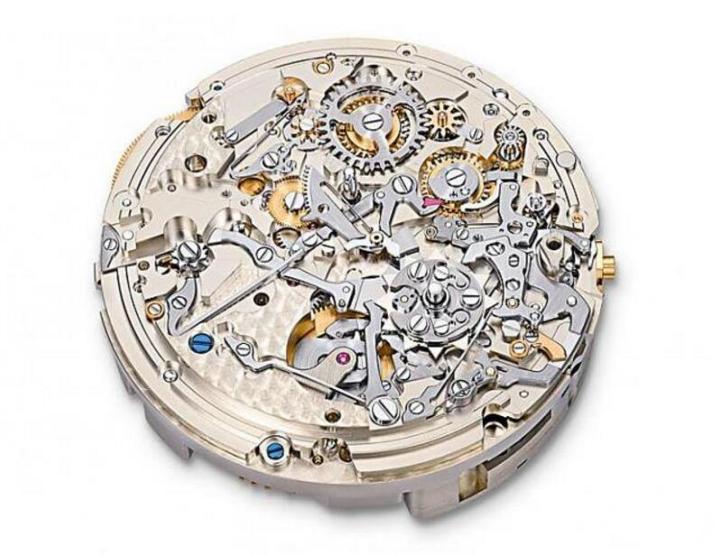 为了整合万年历功能及轨迹月相机制，L096.1机芯零件数上看787枚，宝石数亦达80颗，精密程度直逼自鸣表，显见其设计及制作具有的超高难度