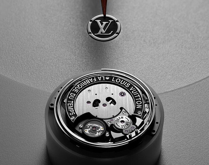 Voyager Minute Repeater Flying Tourbillon搭载LV100手上链机芯，由于其同时拥有两大复杂功能，尤其三问功能还具备教堂式音簧设计，其零件复杂度一字排开让人惊叹，据称品牌制表师需花上320小时工时才能组装完成这款机芯