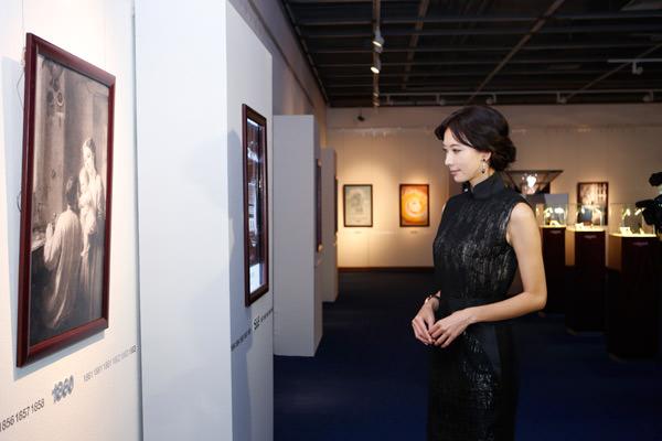 浪琴表优雅大使林志玲小姐在欣赏浪琴表时光长廊海报墙