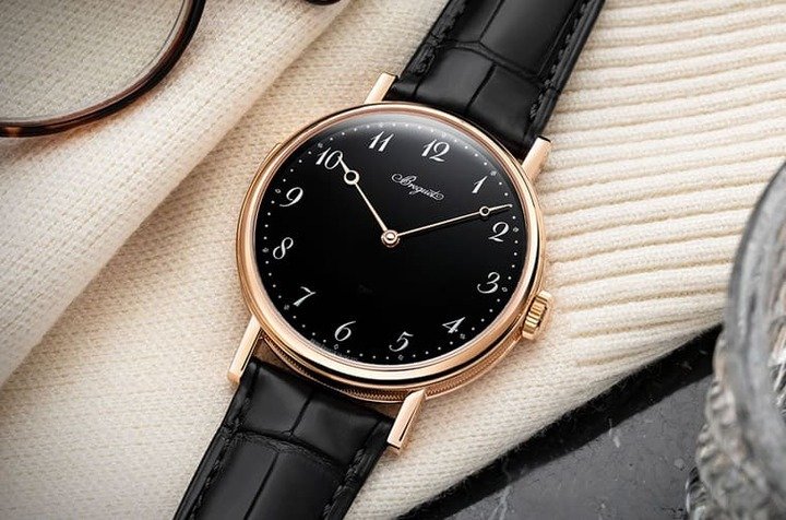 宝玑Classique Répétition Minutes 7637推出玫瑰金改款，整体造型延续2022年的新设计走简洁路线。