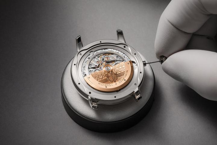 机芯中的 22K 金质摆陀表面镌刻灵感源自古希腊浮雕饰带的织锦图案。