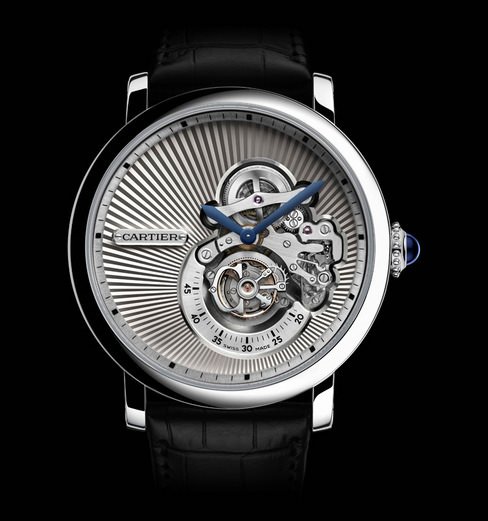 Rotonde de Cartier Tourbillon Lové浮动式陀飞轮腕表耀眼的表盘沿用传统的雕纹装饰，其放射状的图案是卡地亚标志性的设计之一
