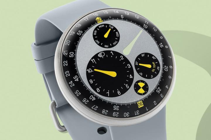 充油面盘消除折射，色调沉稳却具层次，亮黄色细节点出卫星显示，读时直觉清晰。