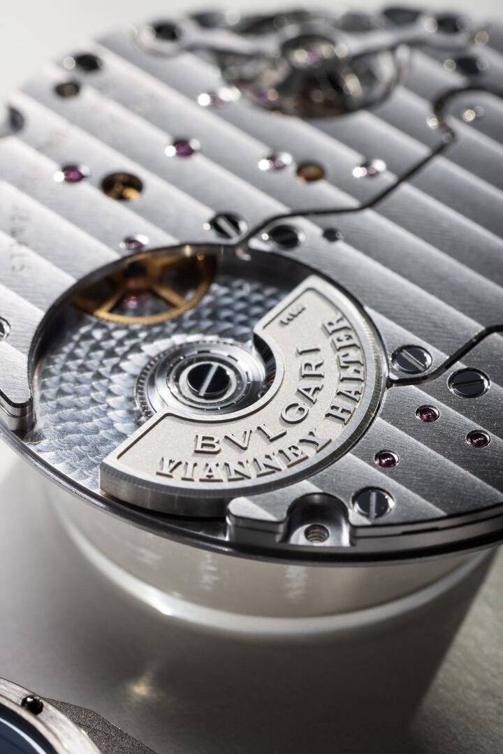 BVF 200 自制机芯采用铂金微型自动盘自动上链，微型自动盘镌刻 BVLGARI 与 Vianney Halter 字样；机芯并以垂直日内瓦波纹、拉丝与珍珠圆点打磨修饰，在 5.49 毫米厚度内兼顾复杂功能与细腻质感。
