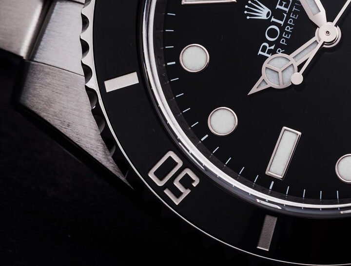 Cerachrom陶瓷表圈是现役Submariner Date的一大特征，新材质和新制法都让表圈的质感和立体感大幅提升，甚至戴久也不容易褪色