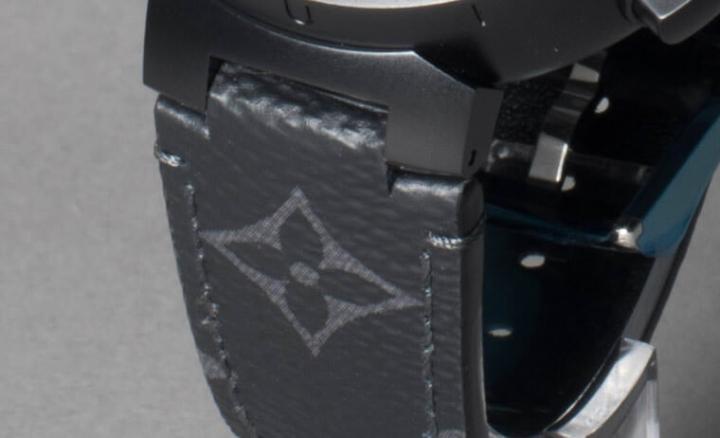 Tambour All Black采用近年品牌力推的表带快拆系统，佩戴者透过表耳背面上下方的机制能轻易更换表带，为此原厂也提供了第二条表带以营造多样化的戴表风格