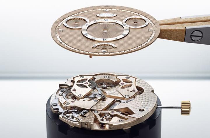 Classique 7225 面盘有中央时分显示，双小秒盘与飞返测时结构，呼应宝玑早期计时概念。