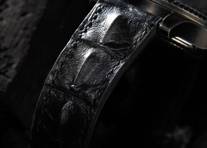 透过结合现代立体扫描技术与传统皮革工匠的工艺、独立研发了龙骨形表带配合其主题的设计