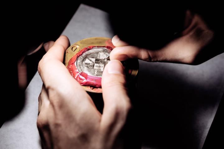 特别版底盖上拥有手工镌刻的独特Concorso徽章