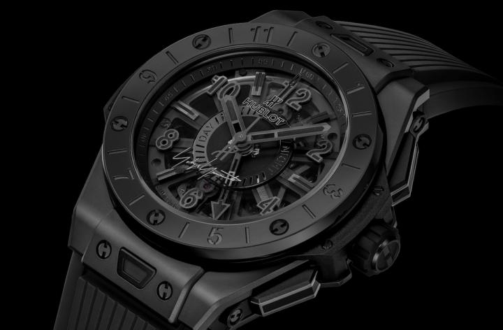 秉承全黑设计理念，手表采用全黑配色，面盘6点钟位置点缀着山本耀司的签名。