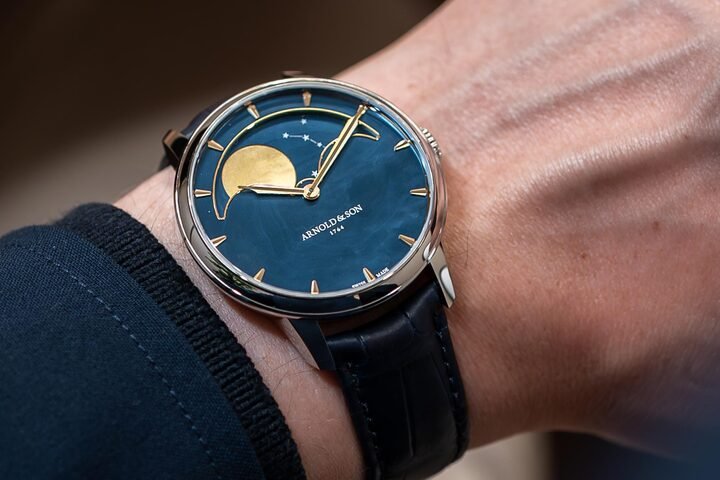 Arnold & Son 首次将 PVD 镀层工艺运用在珍珠母贝之上，这项工艺必须在真空环境内完成，通过精密控温监控，在材质表面沉积一层轻薄金属薄膜，赋予材质深邃层次与丰富色泽。