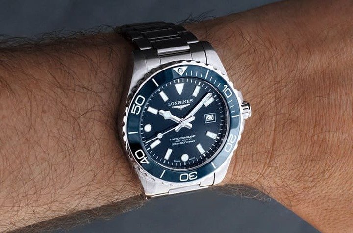 新世代深海征服者提供 39 与 42mm 双尺寸，整体线条更流线贴腕，视觉利落同时兼顾舒适佩戴感。