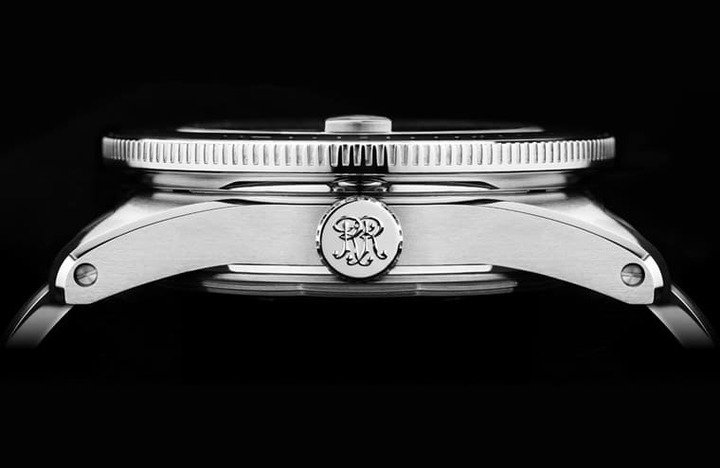 Engineer M Skindiver III表径41.5mm、表壳厚度13.8mm，搭配5mm厚实拱形蓝宝石水晶表圈与螺丝栓式表耳，让手表在坚实性能与佩戴舒适性取得平衡。