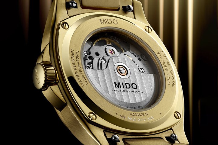 Multifort TV Big Date 搭载 Caliber 80 自动上链机芯，配备 Nivachron™抗磁游丝，确保走时稳定精准，并提供长达 80 小时的动力储存，让腕表即使在年终假期短暂放置后，仍能随时回到运转状态。