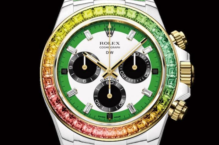 面盘外圈、内圈以及小表盘分别是绿色、白色与黑色，呈现相对单纯、和谐的配色，DiW还在面盘放上钻石时标与K金指针等元素，于细节中体现精致高贵质感。Source：Designa Individual Watches