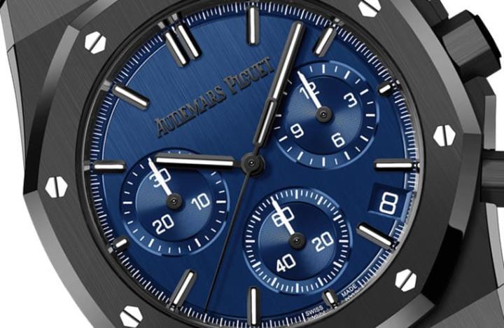 表款面盘特别改用蓝色拉丝处理呈现与一般皇家橡树手表有别的风格，包括指针、时标等更镀上黑色，各种细节微调烘托手表的独一无二特性。