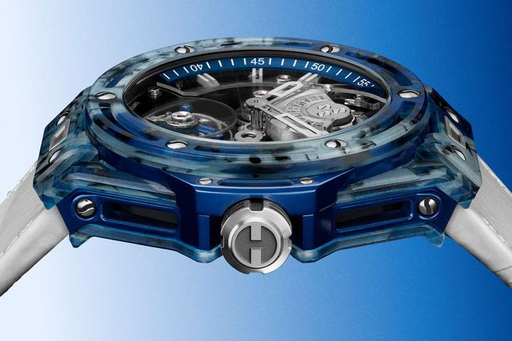 表壳采用宇舶独家研发的高科技复合材质打造，原料取自德约科维奇曾穿着的 12 件蓝色 Lacoste POLO 衫与实战球拍纤维，将赛场记忆转化为腕间工艺。