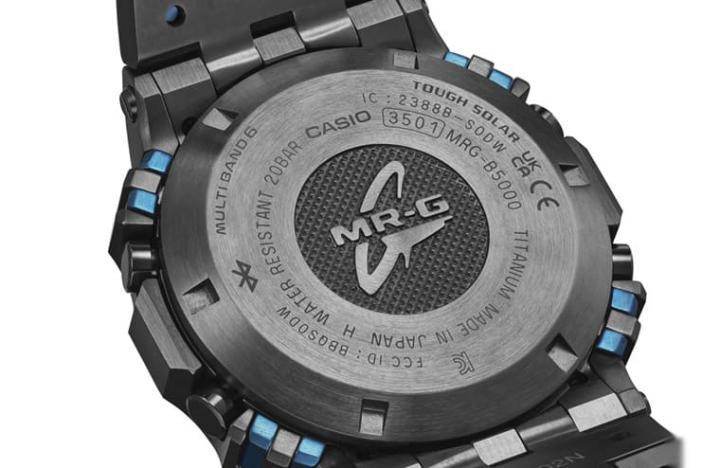 表背采Ti64钛合金材质制作旋入式背盖，确保手表的防水性能达到200米。