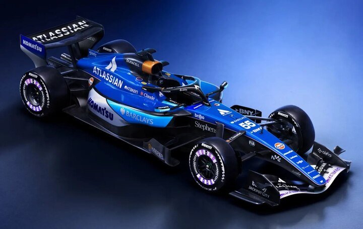 Atlassian Williams F1 车队 2026 赛季 FW48 赛车，鲜明的蓝色涂装与红色细节，成为两款 Laureato 桂冠系列 Williams 特别版面盘的设计灵感。