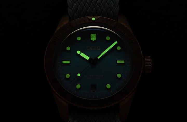 身为潜水表，手表在暗处时的夜光能力乃是设计基本盘。
