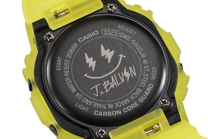 DWE-5600JB背盖刻有J Balvin的logo与闪电眼的笑脸图案代表着他的正能量。