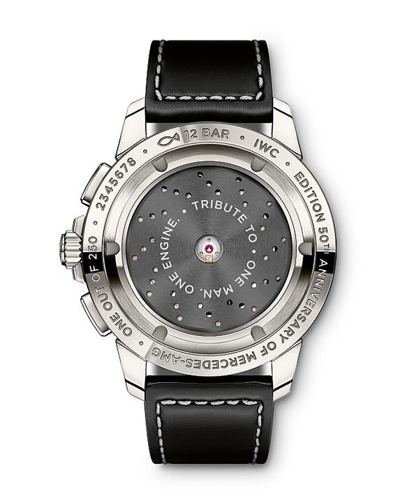 透过蓝宝石玻璃表底，软铁内壳清晰可见， 放射状的凹槽与AMG剎车盘的外形尤为相像