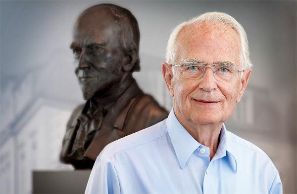 费尔迪南多·阿道夫·朗格半身像前的瓦尔特·朗格