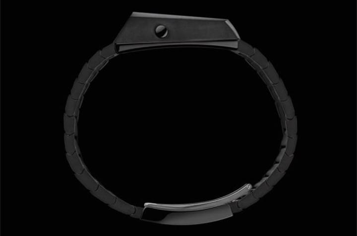 Casquette 2.0 Saint-Laurent 01与2022年的现代重译版设计类似，不过圣罗兰创意总监Anthony Vaccarello更强调贴近1976年原版的个性，所以手表的全黑风格更强烈。