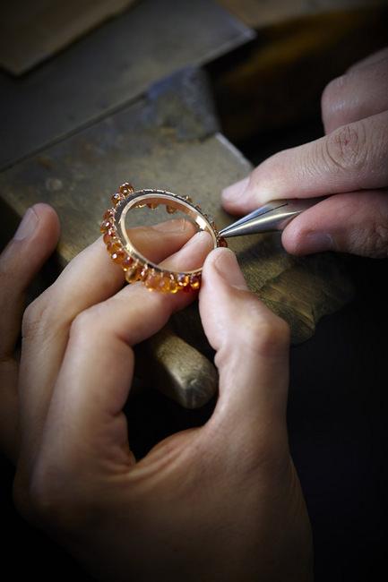 工匠要将宝石反复镶嵌或拆开再镶嵌，始能缔造最完美形态与一致的色泽效果