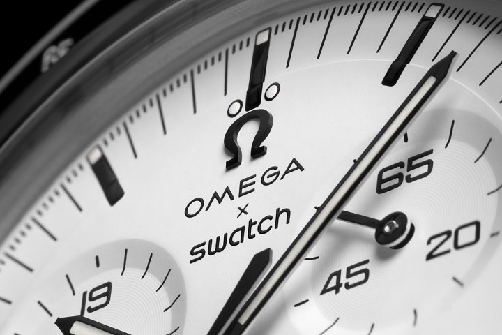 表盘上的Omega Logo采用1965年当时品牌使用中的版本，强调对历史的致敬意义。