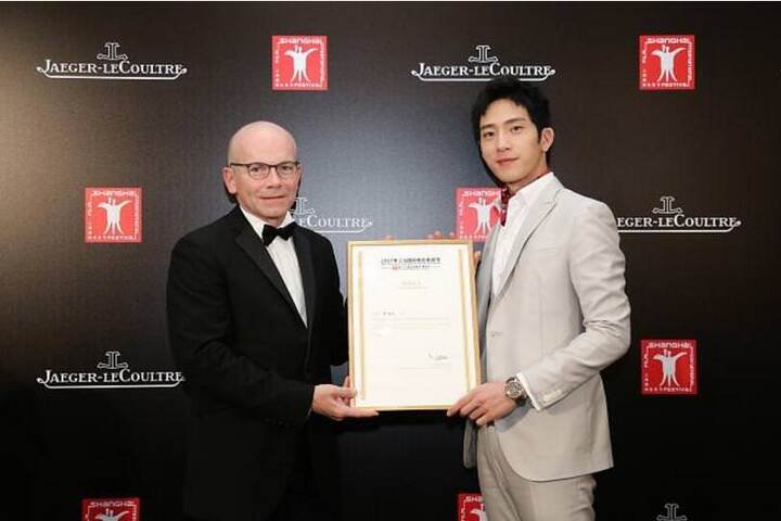 积家北亚区行政总裁马思德 (Guillain Maspétiol) 先生授予积家品牌挚友井柏然先生荣誉证书