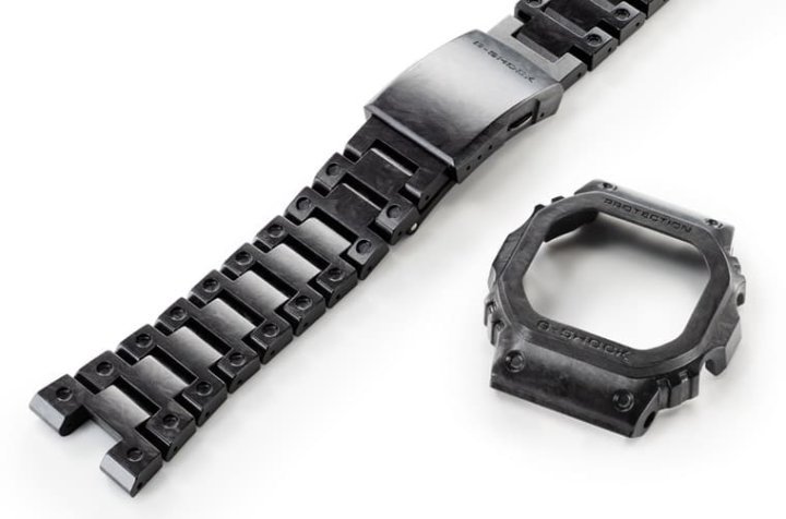 G-SHOCK新作GCW-B5000采用锻造碳制作表圈、表带与表扣等零件，赋予经典5000系列现代科技感。